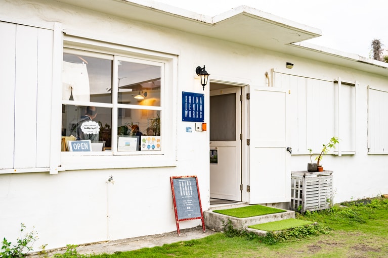 「SHIMA DENIM WORKS」があるのはヴァージニア通りの36号。デニムカラーの看板が目印だ。