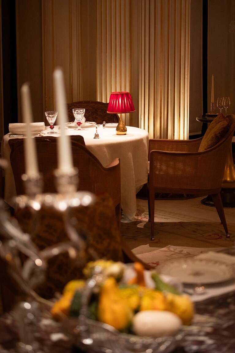 各テーブルに置かれた赤いランプシェードがクラシカルな雰囲気に。