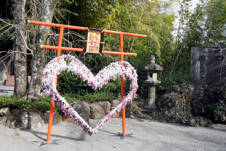 ハート形のおみくじを結べるこころむすびの鳥居が。