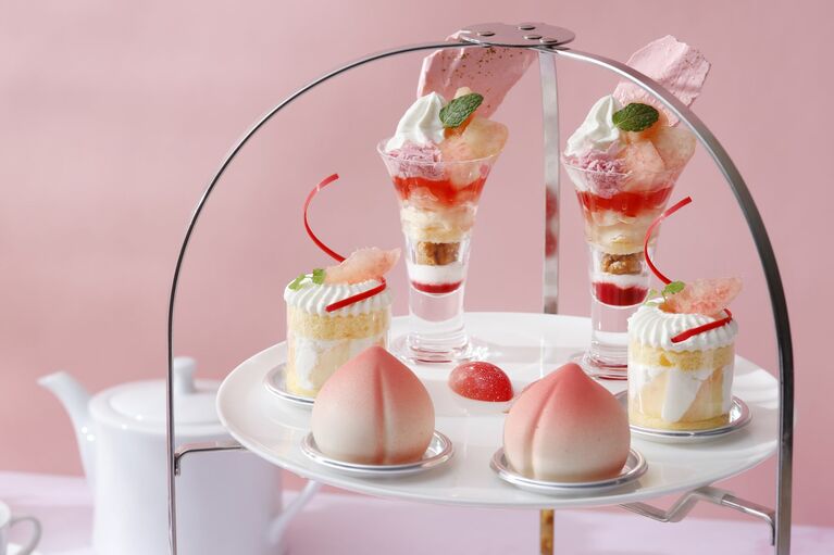 スイーツ（上段）のイメージ。山梨県産桃のコンポート、クリーム、スポンジ生地のシンプルな構成ながら、パティシエの味わいへのこだわりが詰まった「山梨県産桃のショートケーキ」など。