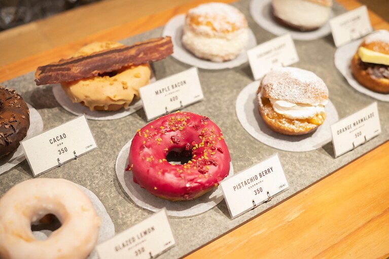 『Pretty Good coffee & donut』(台東区柳橋2-20-13)ではクリームや餡バターがたっぷりサンドされたドーナツや、メープルのコーティングにベーコンが鎮座した異色のドーナツなど、フォトジェニックで多種多様なドーナツが味わえる。