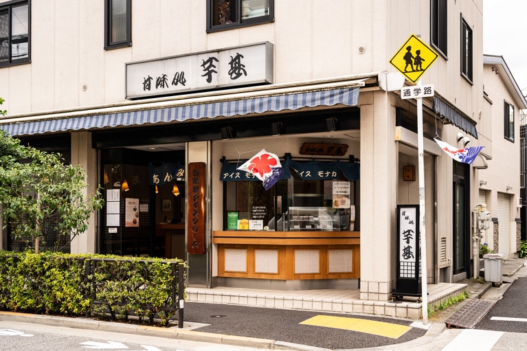 根津の街を見守り続けてきた。