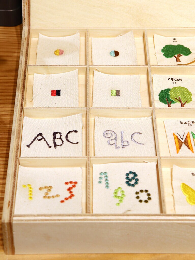 左の2列が銀座店限定マーク。スニーカーや布バッグに入れてもかわいい。