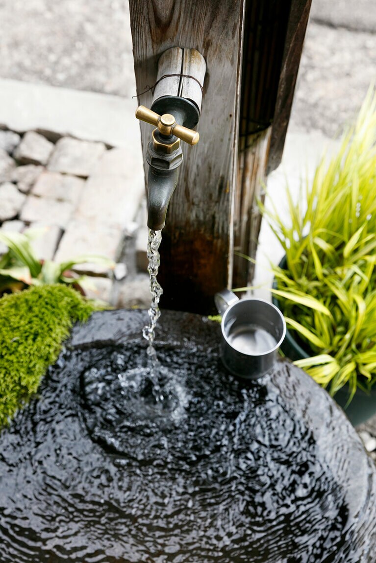 現在の大町市街には、「男清水」、「女清水」ともに5つが点在（写真は「女清水」）。