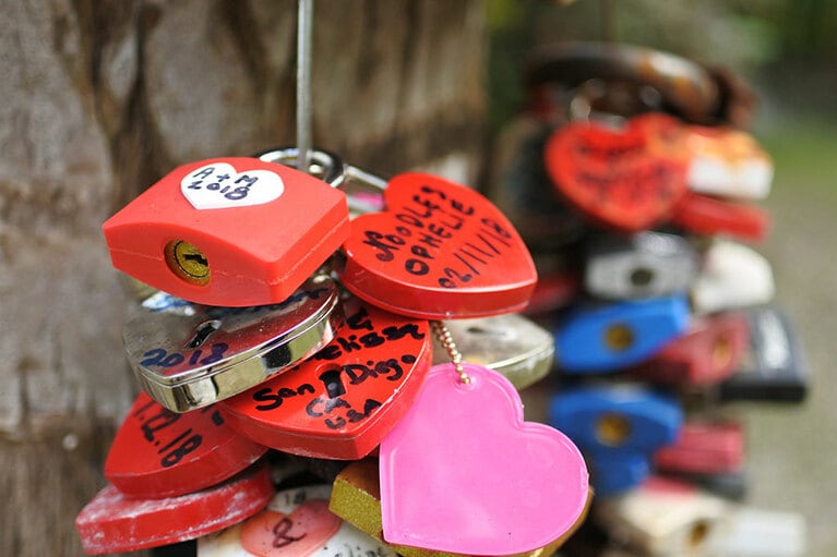 ヤシ林の一画にある「ザ シークレットガーデン オブ ラブ」で、永遠の愛を南京錠でロック。