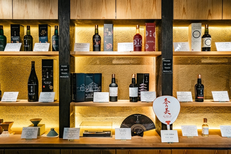 「お店の間」では「季の美 京都ドライジン」のジンやブランドのオリジナルグッズが多数販売されている。