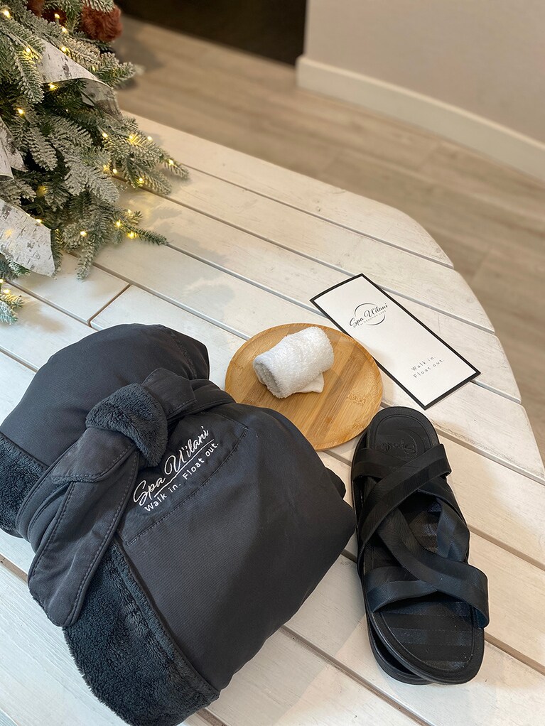 特注のバスローブやサンダル、そしておしぼりのサービスとアメニティも充実。