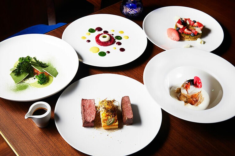 今冬の「THE BLUE ROOM」には、贅沢な美食時間を満喫できる “フェスティブ セレブレーションコース” が登場します(2021年12月17日～26日)。
