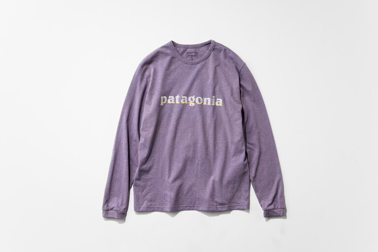 リサイクル・コットン50％、リサイクル・ポリエステル50％のジャージー素材を使用。こうした薄手のアイテムはあえてリサイクル化繊を混紡することで耐久性を高め、長く着てもらえることに重きを置いている。ウィメンズ・ロングスリーブ・'73 テキスト・ロゴ・レスポンシビリティー 8,250円。