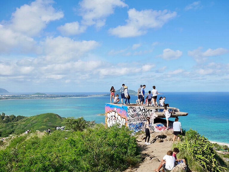 近年人気のトレッキング。貴重品は常に携帯しましょう。