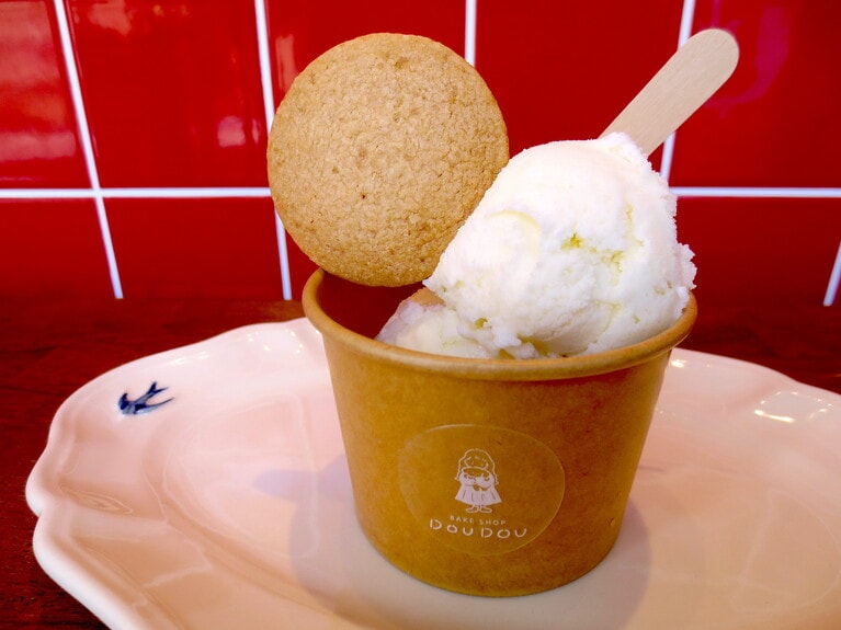 ジェラートも自家製。「ミルクジェラート」330円。塩サブレ付き390円。