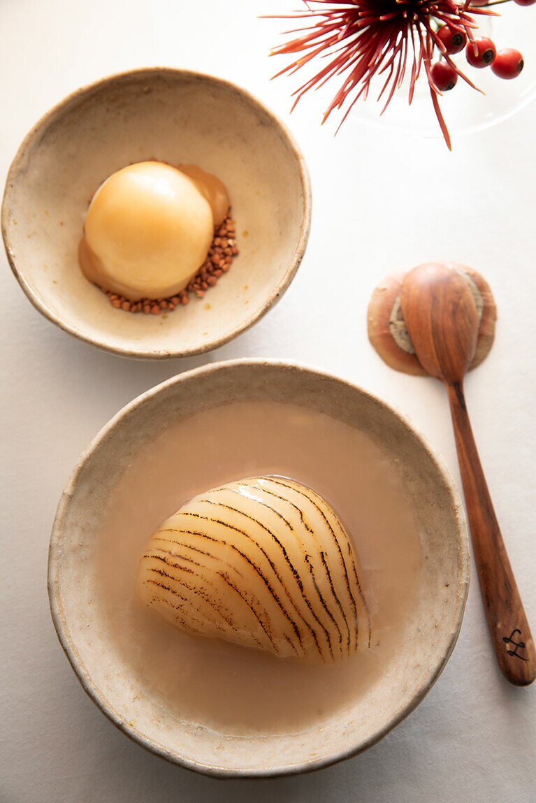 柚子とレモンバーベナで風味づけした洋梨のポシェと、蕎麦の実のプラリネの上にのせた洋梨ピュレのソルベの2皿からなるデザート。