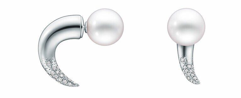 デインジャーホーン ダイヤモンド パヴェ イヤリング（WG／南洋真珠／ダイヤモンド）1,518,000円。