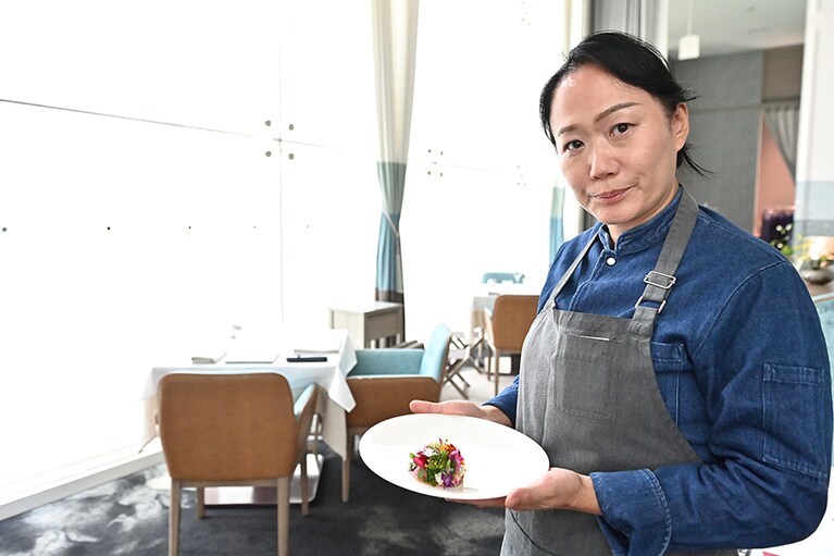 「花のタルト」をサーブ。