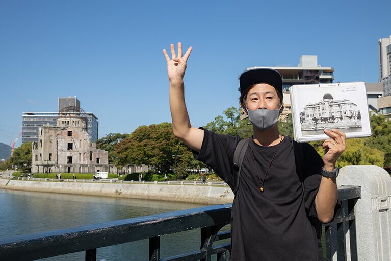 立ち寄った場所ごとに、スケッチブックなどの資料を手に説明してくれます。