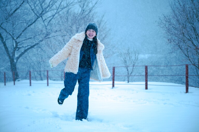 俳優・山田杏奈さんといく、世界遺産の島・佐渡島。雪景色の北沢浮遊選鉱場は神秘的な風景【通いたくなる島、佐渡】