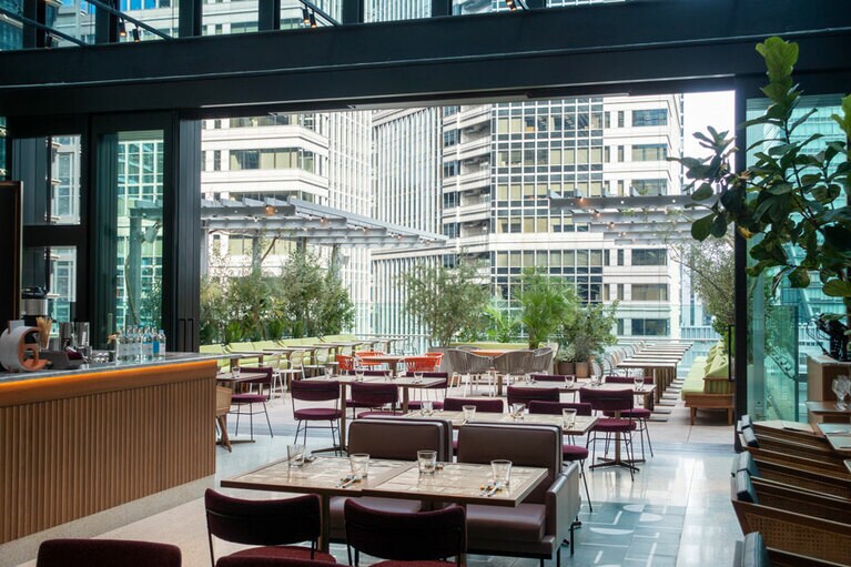 テラスへの抜け感が最高の10F。