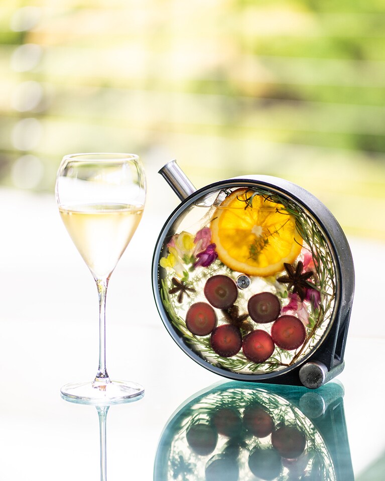 プレミアフロアのゲストには、バーにてシグニチャーカクテル「花物語」も提供。