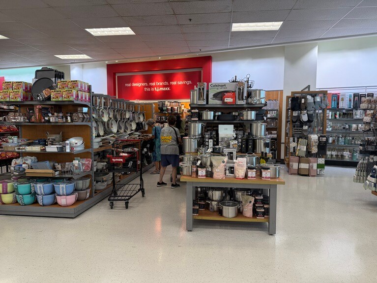 「いいものを安く買いたい」と地元の人が多く訪れます。