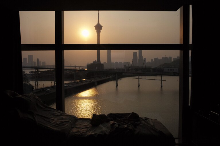 スパ・スイートからは、マカオタワーと南湾湖を一望。なかでも日没の時間帯は格別だ。水辺を染める柔らかな光に包まれながら、深く満ち足りた癒しのひとときを堪能できる。（写真／Lina Shigemitsu）