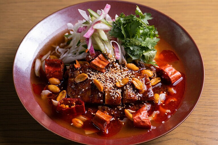 「よだれ鶏のせ冷やし刀削麺」3,850円。