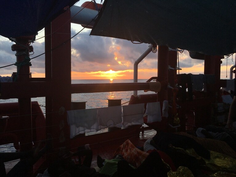 息を呑むほど美しい夕日。