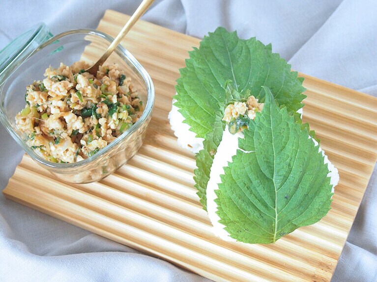 お好みで、おにぎりの表面に肉味噌を塗り、大葉で包むようにして仕上げてもおいしい。