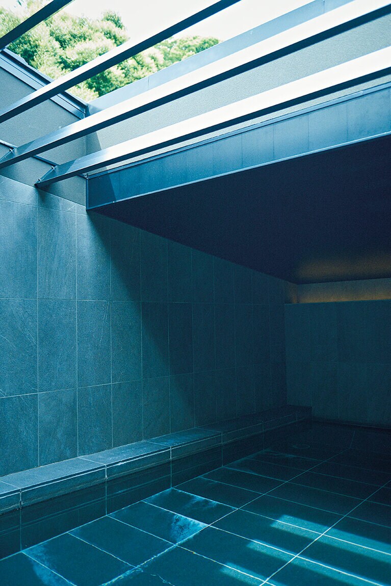 光が差し込む大浴場。女風呂はスチームサウナ付き。