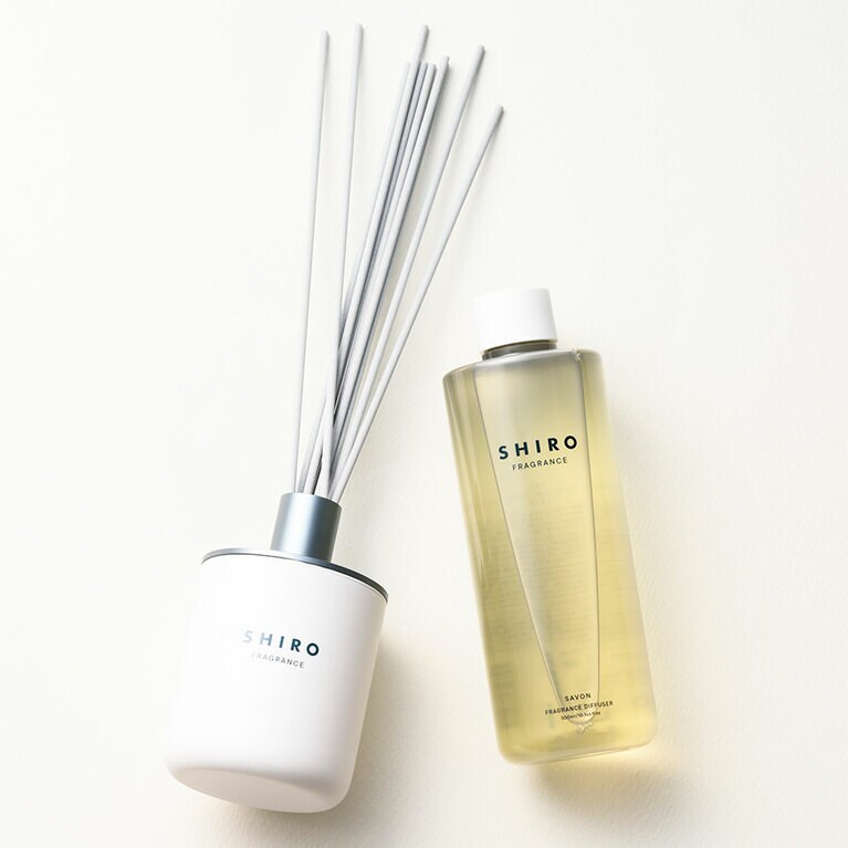 サボン フレグランスディフューザー リキッド（スティック10本付き）300mL 5,720円、フレグランスディフューザー グラスベース（容器のみ）4,180円／SHIRO