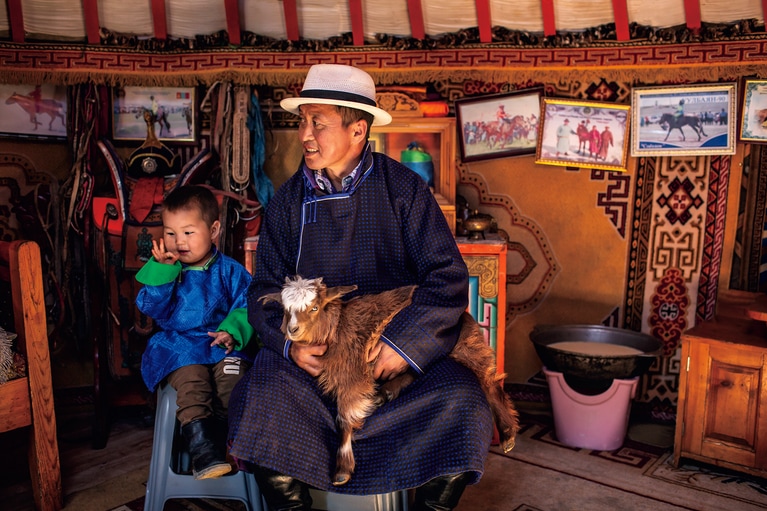 現地のブリーダーたちによって、家族のように大切に育てられる山羊たち。遊牧民の安定した生活の促進と強化をしつつ、生物多様性を保護しながら、サプライチェーンの回復力を構築するために、イタリア国外で唯一の製造工場であるモンゴルのウランバートルでカシミヤ繊維を加工している。