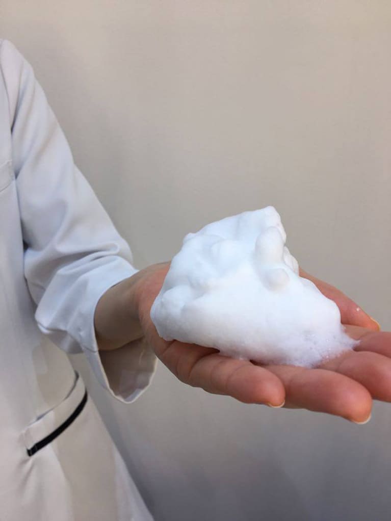 タカミフェイスフォーム(80g、3,300円税込)で、ピンポン玉大の泡を作りました。