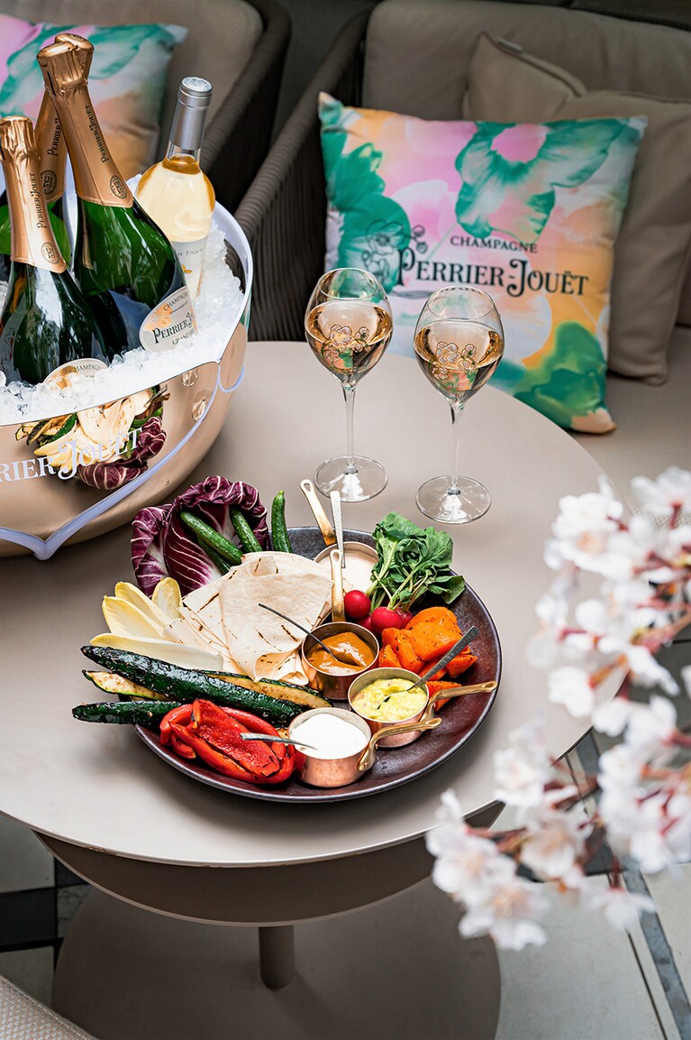 フードメニュー例。スプリングプラッター（新鮮野菜とディップ、フラットブレッド）。