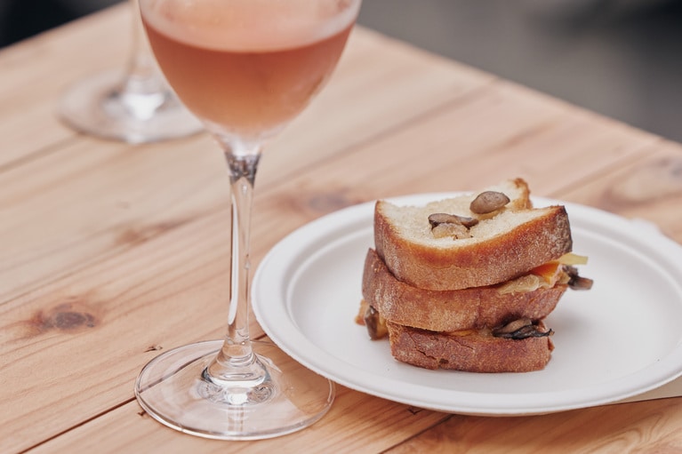 開放感たっぷりのイベントでお気に入りの味をみつけては（画像は2024年）。