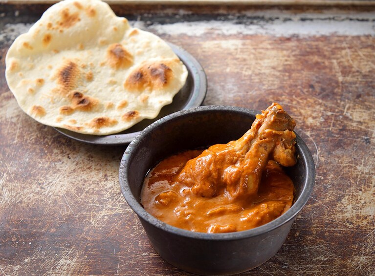 「成城石井 desica骨付き肉を煮込んだ旨味たっぷりバターチキンカレー」180g 税込453円。