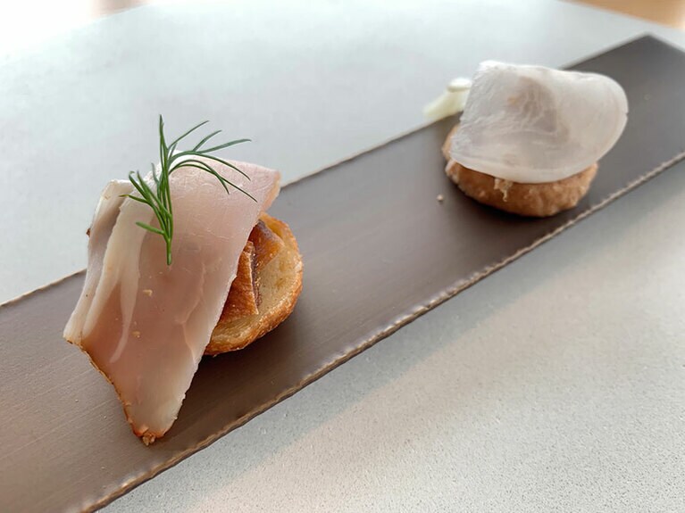 前菜は、平核無柿(ひらたねなしがき)と名水ポーク、鹿のリエットとカブのピクルス。 