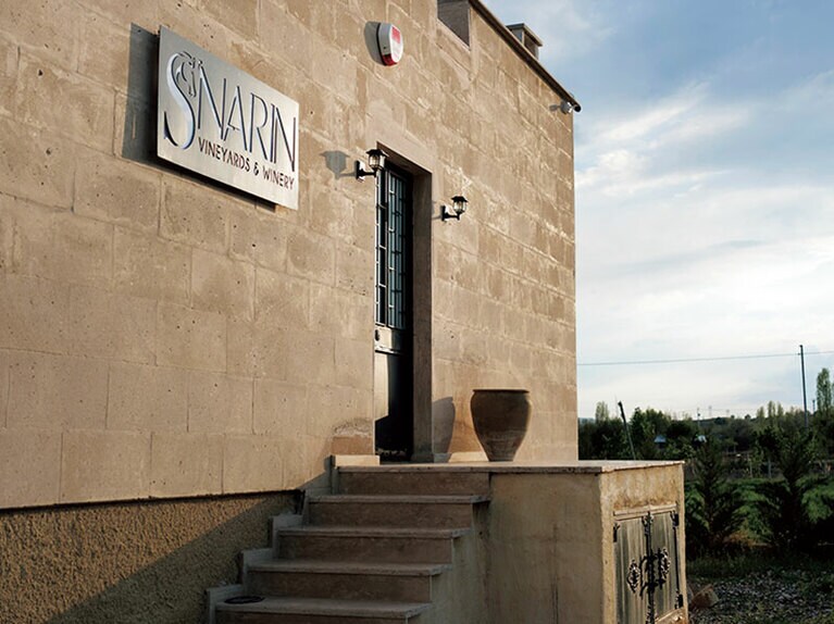 アヴァノス郊外のワイナリーにはショップも併設。