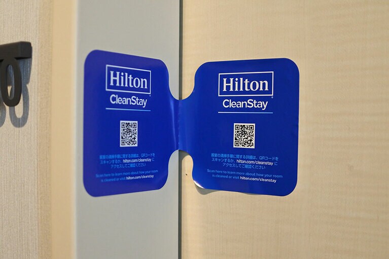 感染防止対策と清掃を終えた部屋のドアにはステッカーが貼られ、滞在ゲストが最初に入室することになります。