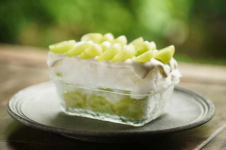 「八郷産のシャインマスカットとレアチーズ」。