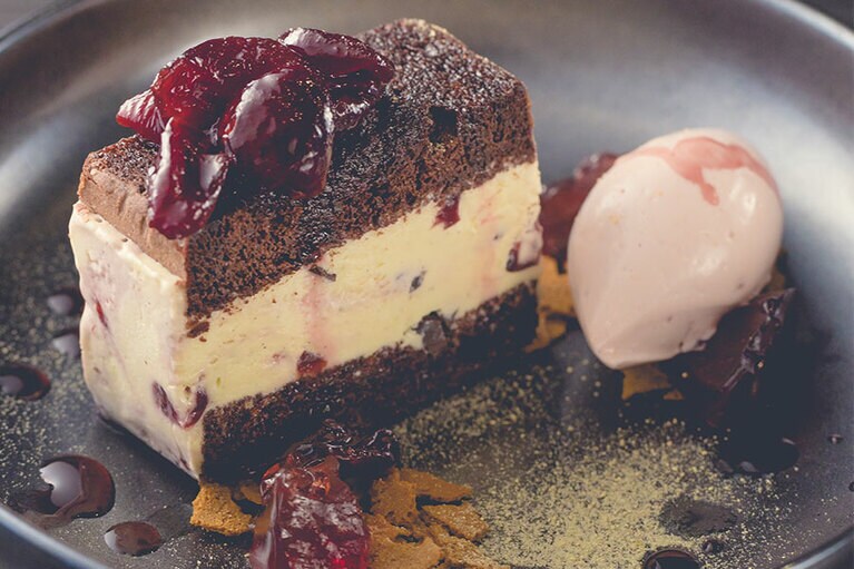 必食のデザートは4種ほど。「フォレノワール」(380元)は、ビターなチョコレートケーキでチェリー入りのバニラアイスを挟んでいる。マイヤーレモンのパウダーやチェリーのジュレで大人っぽい甘酸っぱさ。