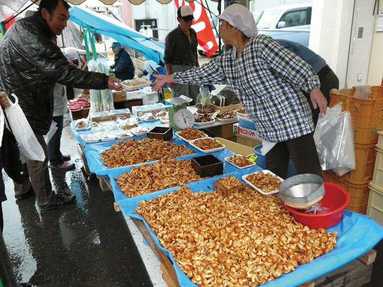 五城目朝市の「きのこまつり」。