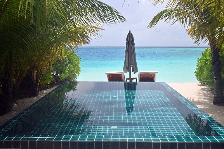 ビーチバンガローの海側のプール。