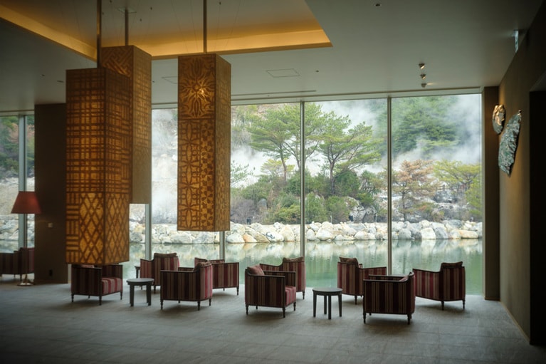 広々としたロビーには「和」「華」「蘭」をイメージした3つのランプが。