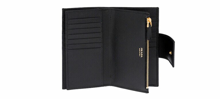札入れ1×コイン入れ1×カードホルダー21×ポケット3／PRADA(プラダ)