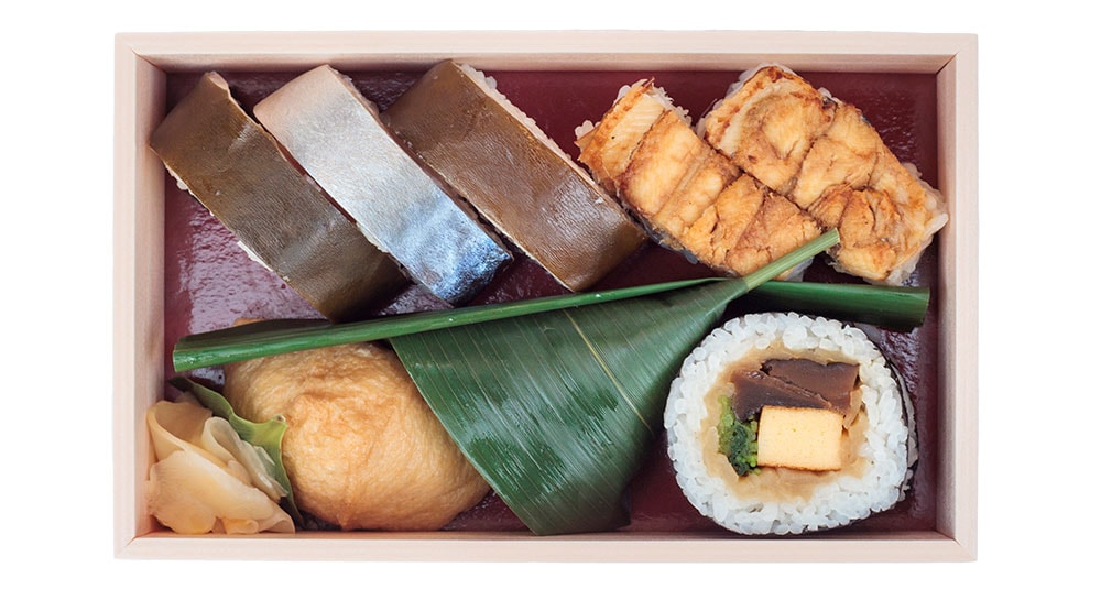 鯖寿司、穴子寿司、海苔巻き、鯛の笹巻き寿司、いなりが入った“折詰” 2,500円。