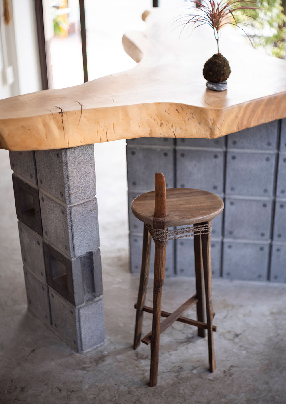実家にあった古い欅のテーブルを木工作家の七島克利さんが磨き直した。スツールも七島さんの作品。