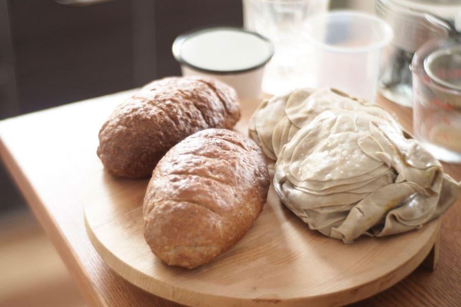 お店で出たダメ皮(包む際に失敗した皮)に小麦粉と水、コーンミール、酵母を加えてパンに。