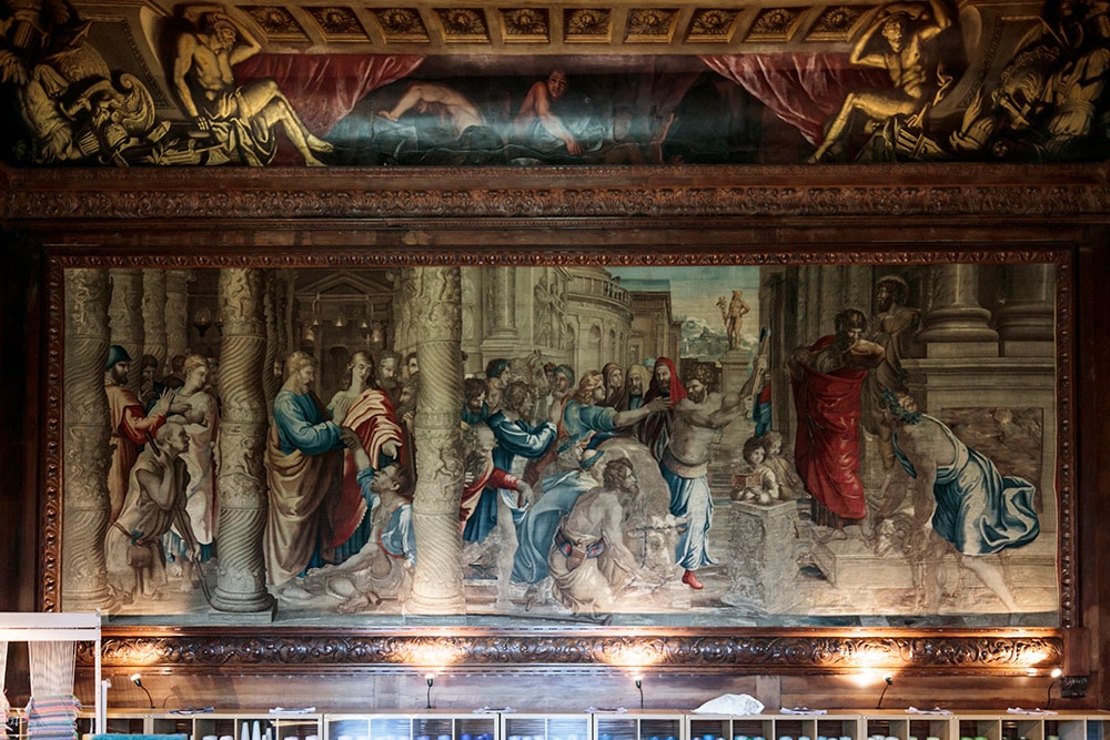 【ラファエロの下絵をもとに、織り上げたタペストリー】王族がくつろぐための部屋、ステート・ドローイング・ルームの壁を飾る巨大な４枚のタペストリー。システィーナ礼拝堂のタペストリーのためにラファエロが描いた《ラファエロのカルトン》をもとに、ロンドンの名工房モートレイクが手がけた。200年近い年月を経ても、進行中のメンテナンスにより往年のエレガントな姿を保っている。モートレイク工房によるタペストリー 1630年代半ば制作。