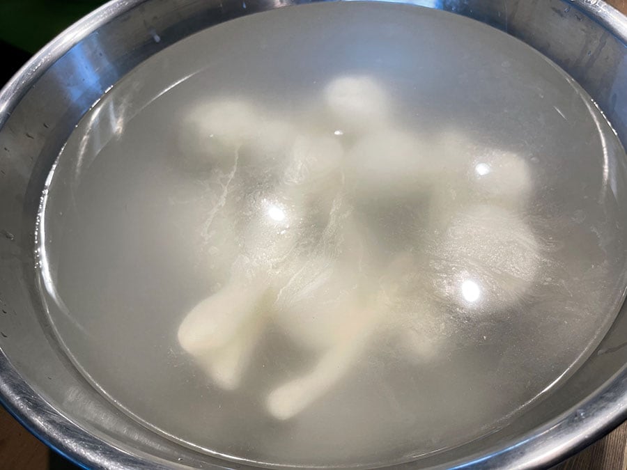 お湯で温めて成形したチーズは、冷たい水の中に入れて固めて完成！
