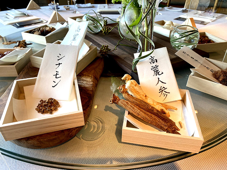 メニューに織り込まれる高麗人参は現在長野県などで栽培されており、日本産は良質なだけに高価なのだとか。