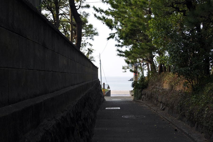和田地区から海へ抜ける道。ハワイのラニカイのようなワクワク感があります。